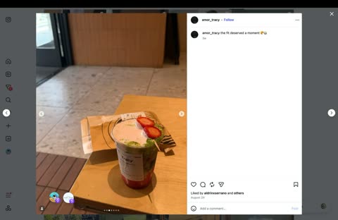 我们 Palo Alto 店:草莓抹茶杯贴印着顾客名字 Tracy,放门口小桌。