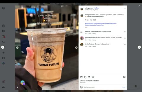 我们 Palo Alto 店:第一视角手举黑芝麻拿铁,杯上宇航员 logo,机器虚化在后。
